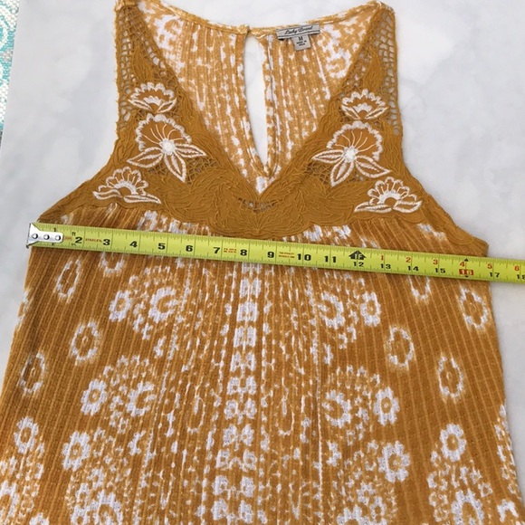 Lucky Brand Sleeveless Yellow Gold and While Floral Printed V-Neck Top Size Med - Picture 12 of 16